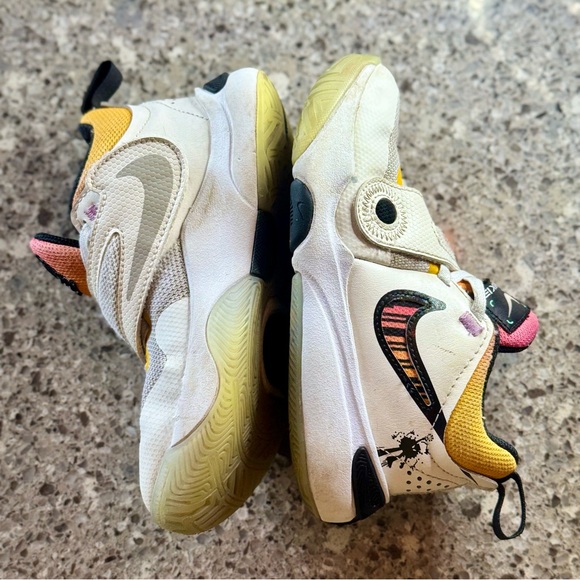 Nike l Team Hustle Doodles l Basketball Shoes l Size: 12.5 C - Picture 2 of 11